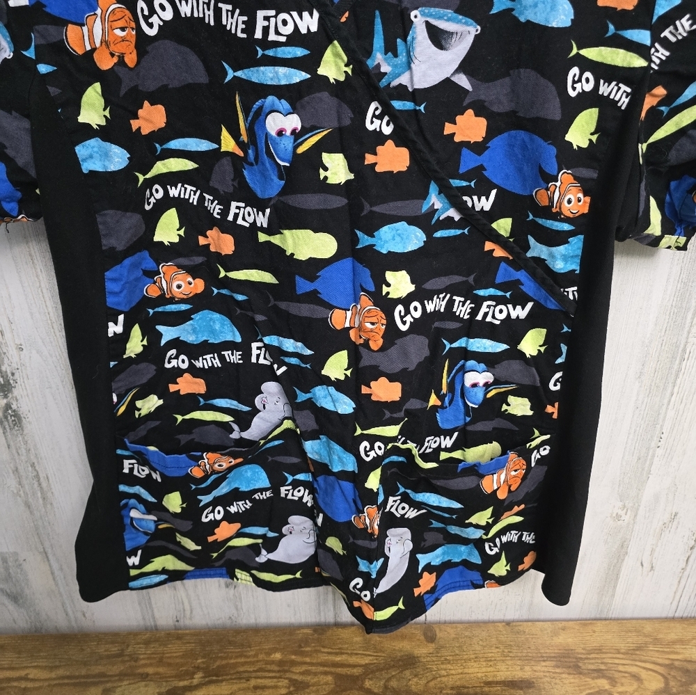 Disney Pixar Finding Dory Womens Scrub Top Size XL - Picture 3 of 7